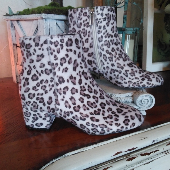 NEW snow leopard booties - Picture 2 of 8
